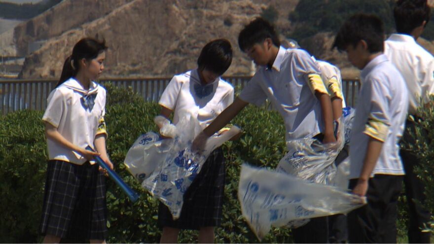 宇野港で開かれた「夏の夜のUNOICHI」会場でゴミ拾い