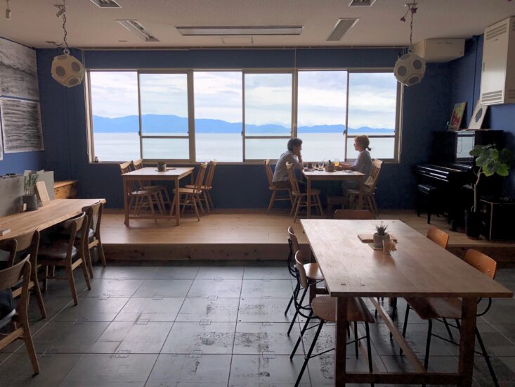 海景色を眺める長島の喫茶店