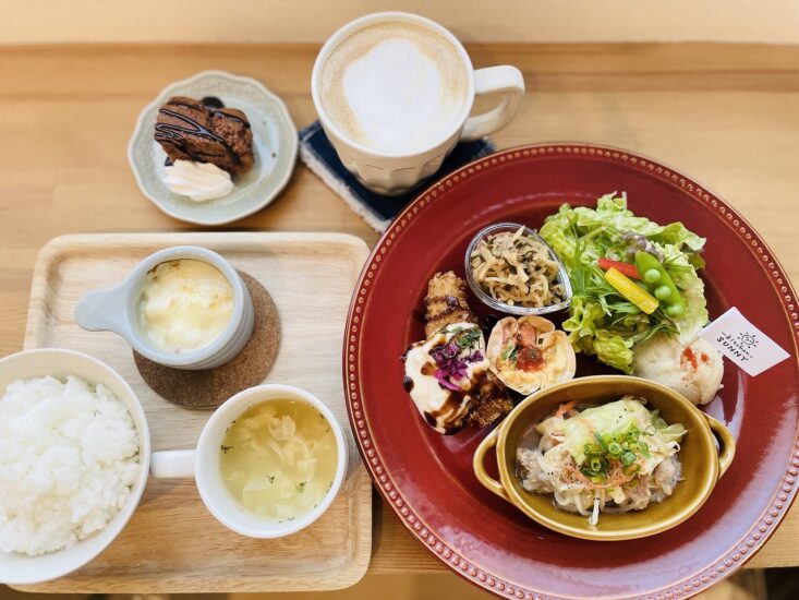 陽だまりのような神島のカフェで味わう、手づくりのランチ