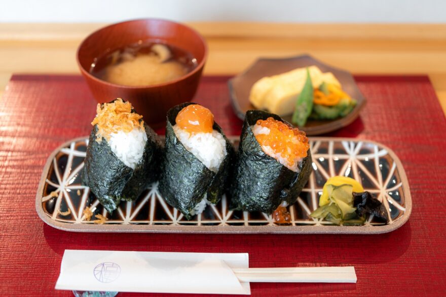 羽釜炊きと素材にこだわる牛窓のおむすび店