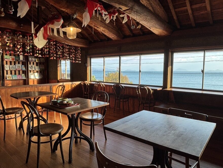 招き猫好きにはたまらない　海景が魅力のギャリーカフェ