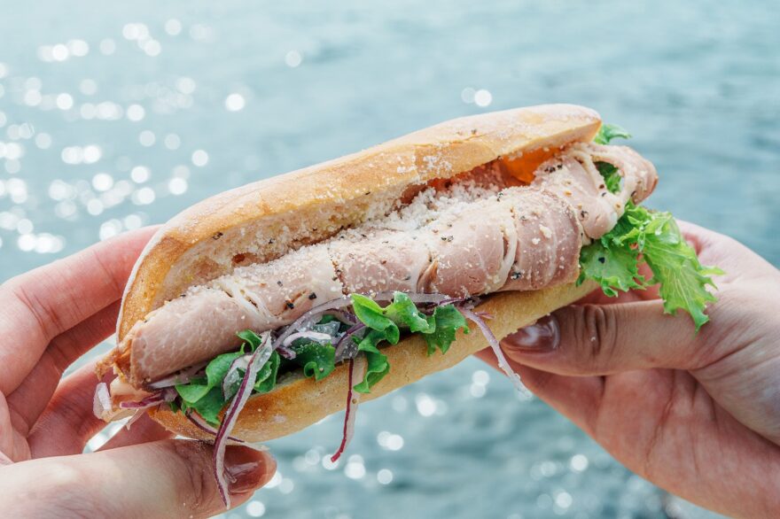 新岡山港のパニーニスタンドで島旅前のエネルギーチャージ。