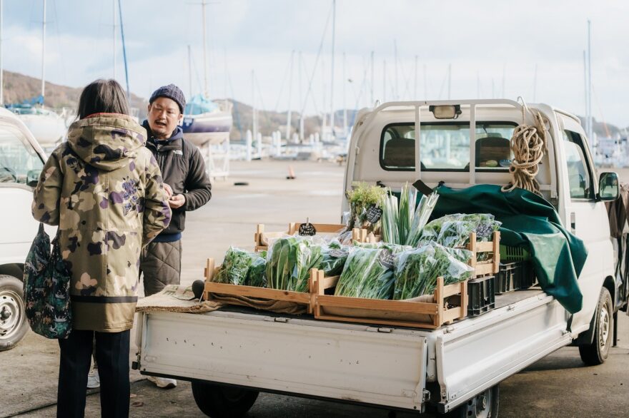 生産者から直接購入できる、牛窓の野菜や魚を販売する会