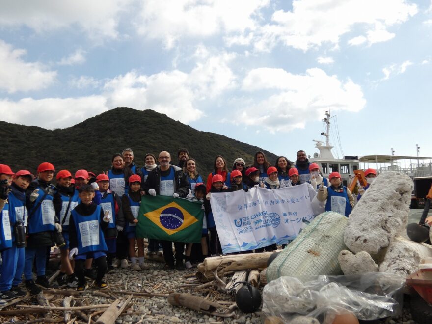 JICAブラジル人研修生　瀬戸内海の海ごみ清掃現場を視察