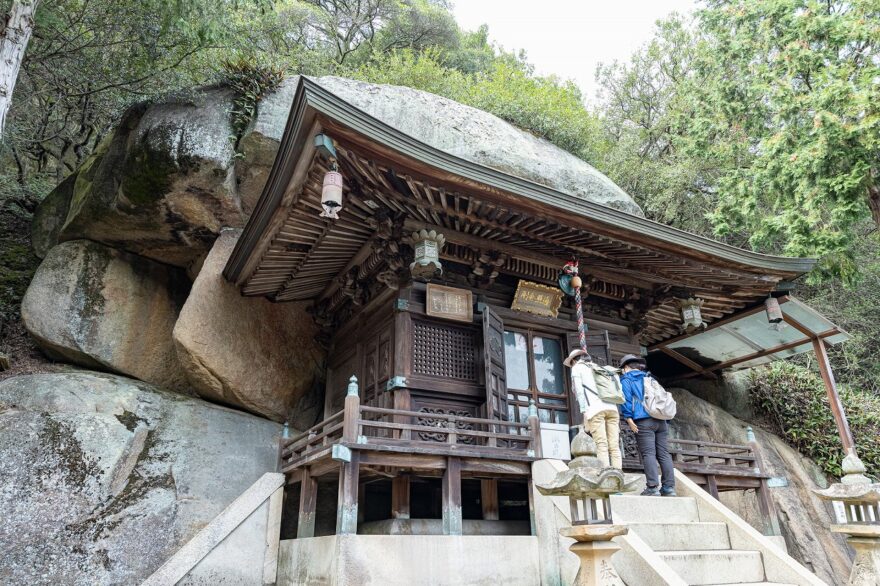 可愛いお雛様や島の魚介を楽しむ。白石島で春の散歩に出かけよう。